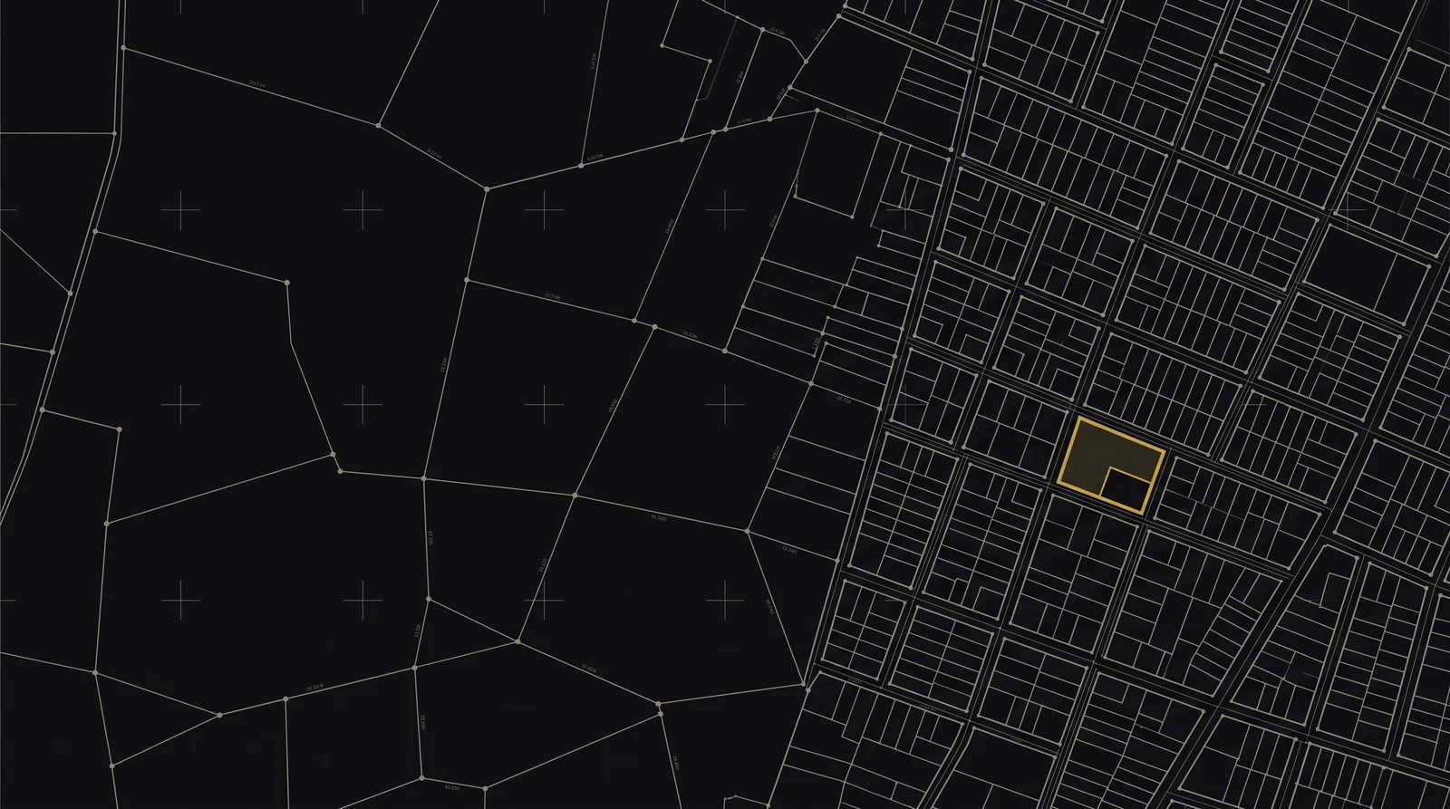 Planta cadastral: parcelas rurais com vértices de divisa à esquerda, malha urbana à direita